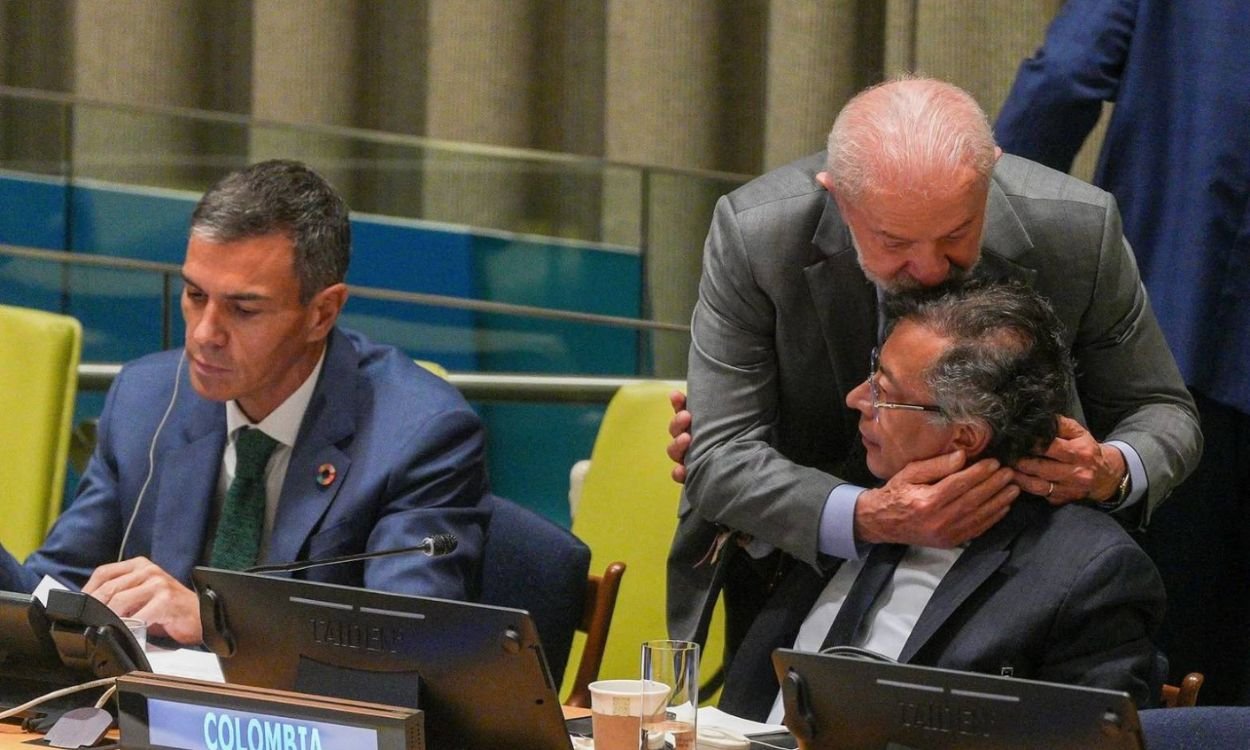 Lula kisses Petro at UN
