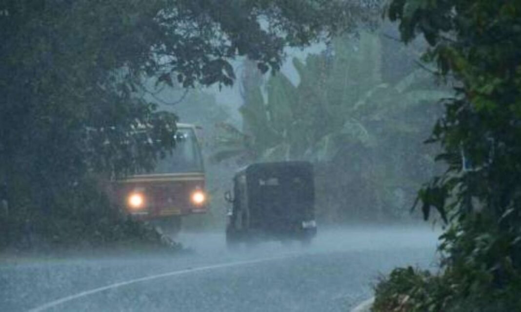 Kerala Weather Crisis: Red Alert Issued for 7 Districts; Schools Closed and Dam Warnings Sounded After Heavy Downpours